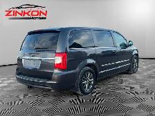 2016 Chrysler Town & Country | CLEAN CARFAX | ALL POWER OPTIONS - Photo 5