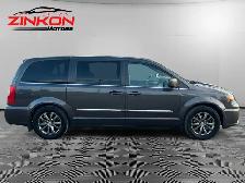 2016 Chrysler Town & Country | CLEAN CARFAX | ALL POWER OPTIONS - Photo 6