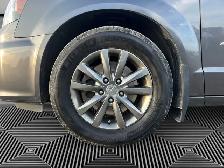 2016 Chrysler Town & Country | CLEAN CARFAX | ALL POWER OPTIONS - Photo 9
