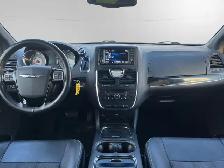 2016 Chrysler Town & Country | CLEAN CARFAX | ALL POWER OPTIONS - Photo 16