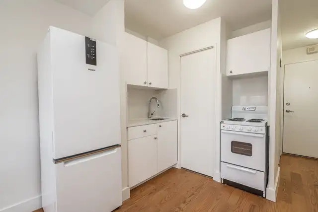 Renovated bachelor, Dupont and Lansdowne - ID 2215