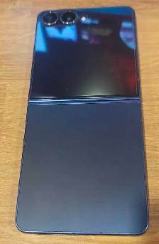 Samsung Galaxy Z Flip 7 - Photo 2