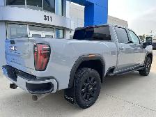 2024 GMC Sierra 2500HD AT4 4WD DIESEL/ ACCIDENT-FREE/ 1 OWNER/ T - Photo 2