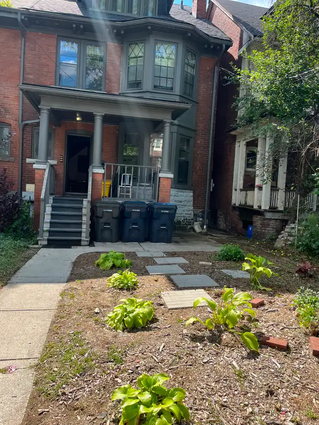 Annex Bright 2 bed basement apartment by Bathurst subway