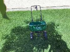 Scotts Lawn seed And fertilizer spreader. - Photo 4