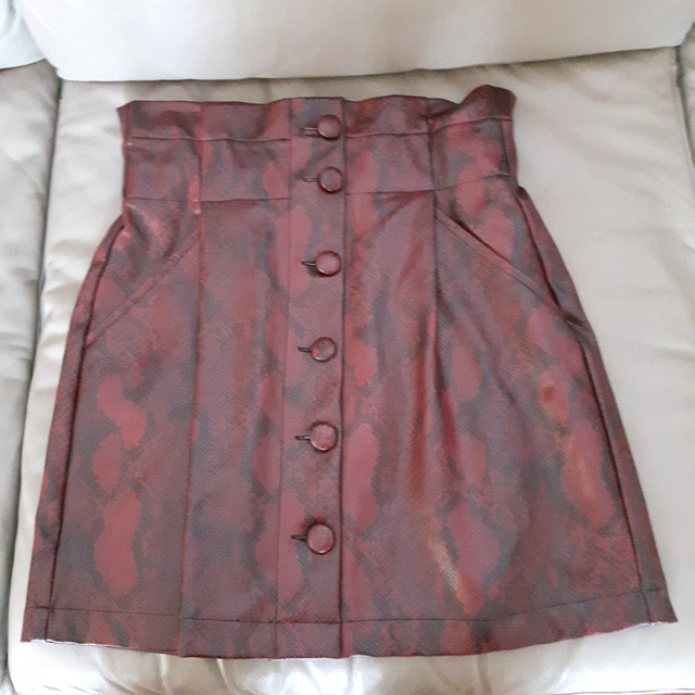 BELLE JUPE NEUVE ZAPA ROUGE NOIRE 19'HAUx26'TOUR TAILLE: $15.00