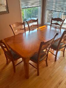 Beautiful Dining Table and 8 Chairs