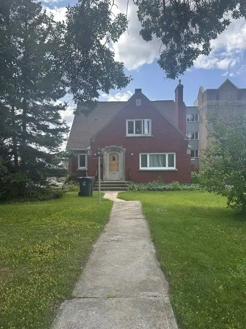 Next to LU Law School - 4-bedroom 2 bath House, Sept. 15th