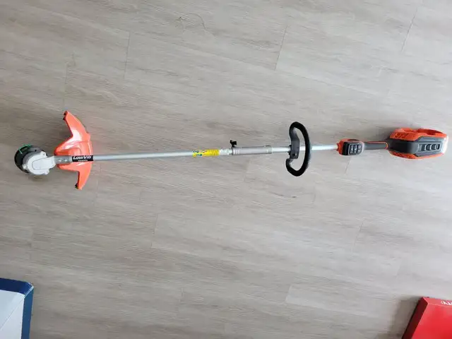 HUSQVARNA BATTERY STRING TRIMMER 220iL KIT BATTERY AND CHARGER