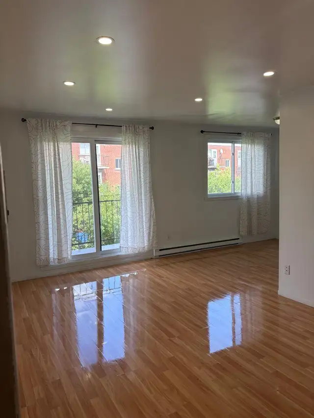 Longueuil, 4 ½ - $1300/month - Balcony. 2950 Mazenod Street