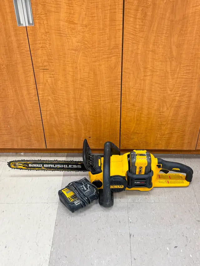 DEWALT DCCS670 60V MAX FLEXVOLT 16' Chainsaw kit - $369