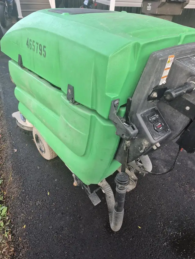 Tennant 5680 Floor Scrubber – 32' Cleaning Path