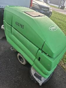 Tennant 5680 Floor Scrubber – 32' Cleaning Path - Photo 4