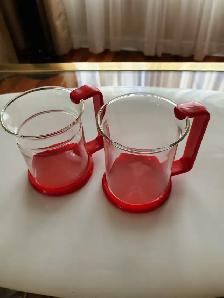 2TASSES NEUVES ENFANTS 3.5'HAU POIGNÉES PLASTIQUE: $5.00 CHACUNE
