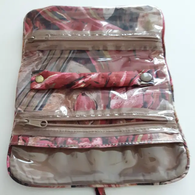 POCHETTE À BIJOUX 7'x8',3 OUVERTURES POUR VOYAGE OU AUTRE $10.00