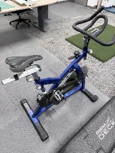Exercise equipment / Weighted Vest / spin bike / Bow flex - Photo 9