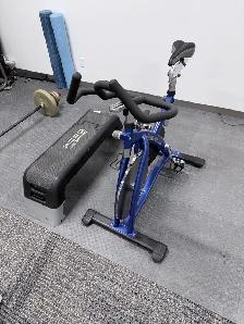 Exercise equipment / Weighted Vest / spin bike / Bow flex - Photo 10