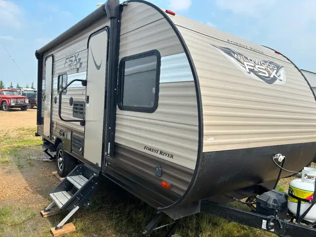 2019 WILDWOOD WDT19 W/slide only 3640lbs!