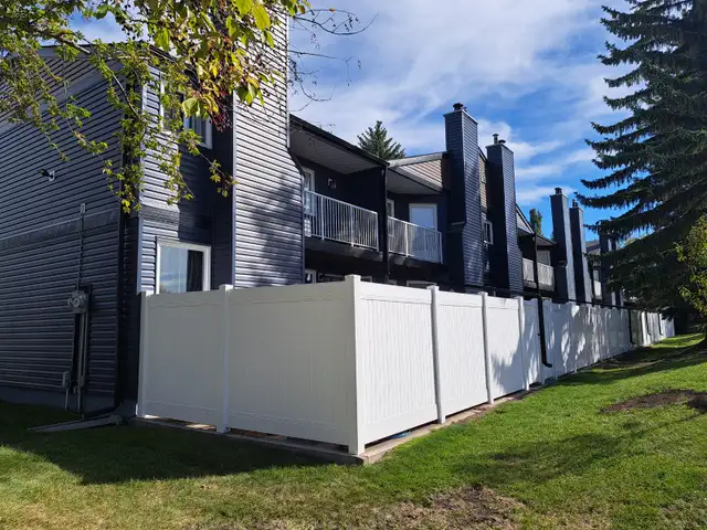 RENOVATED 3 BEDROOM   DEN TOWNHOUSE | 2 PARKING STALLS | FENCED