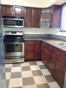 RENOVATED 3 BEDROOM   DEN TOWNHOUSE | 2 PARKING STALLS | FENCED - Photo 3
