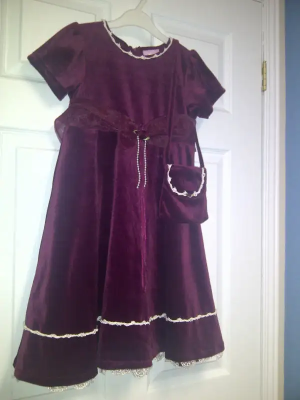 ROBE CHIC VELOUR BOURGOGNE GR 6x FILLETTE AVEC SAC À MAIN:$20.00