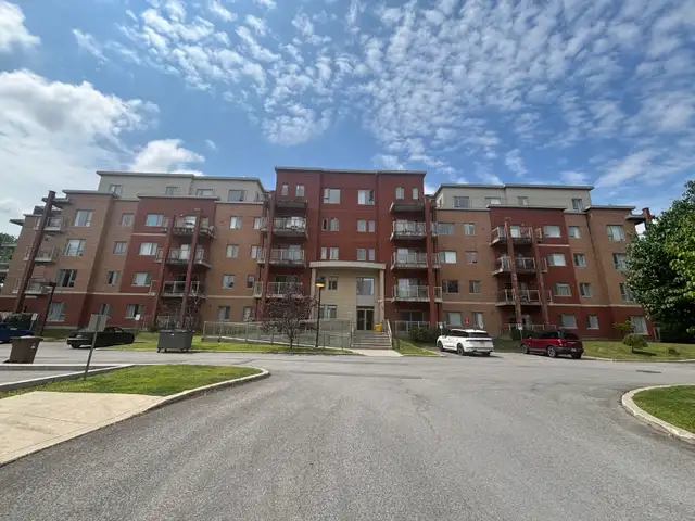 Grand condo 2 chambres ,2 salles de bains et 2 stationnements