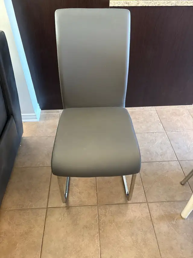 Lot de 4 chaises à vendre ‼️