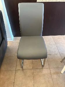 Lot de 4 chaises à vendre ‼️