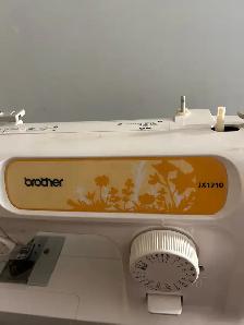 Machine à coudre à vendre ‼️DOIT QUITTER ‼️
