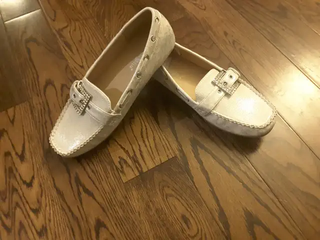 Brand New Women leather flat white shoes Size 9