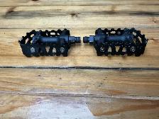 Pair of Black K-70 Bicycle Pedals ! - Photo 2