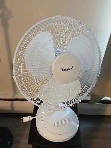 white fan - Photo 2