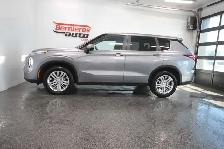 2024 Mitsubishi Outlander ES / AWD / 7 PASSAGERS - Photo 4