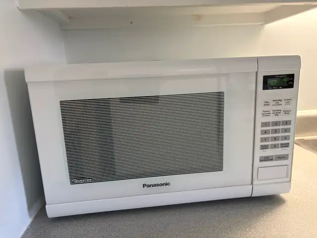 Micro-ondes Panasonic blanc en parfaite condition.