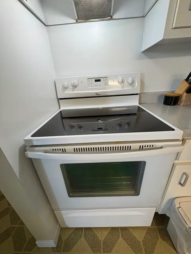 Cuisinière Amana 30’’ blanche en parfaite condition.