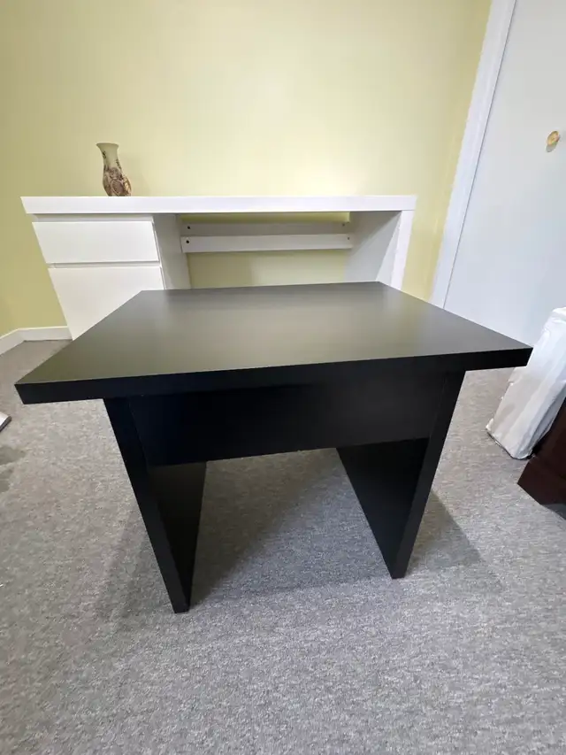 Table de chevet noir avec tiroir en bonne condition.