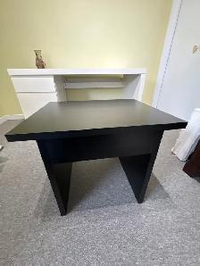 Table de chevet noir avec tiroir en bonne condition.