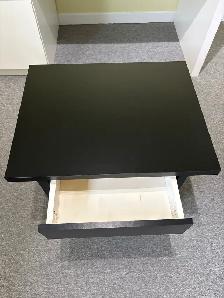 Table de chevet noir avec tiroir en bonne condition. - Photo 3