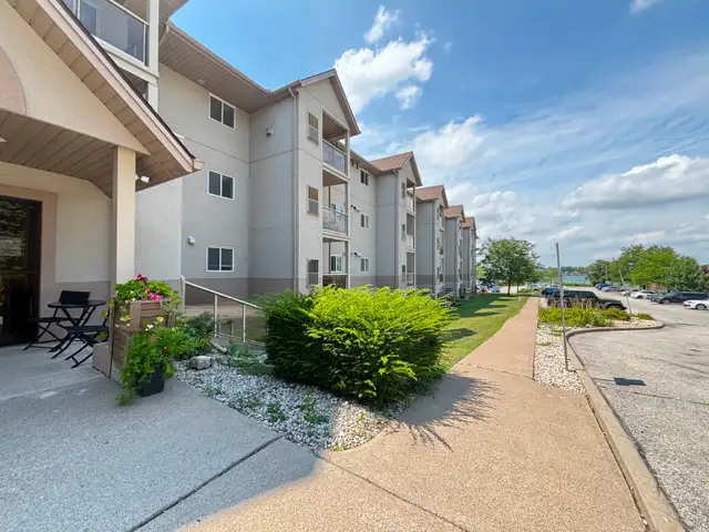 Riverside 2-Bed, 2-Bath Condo — Steps to University