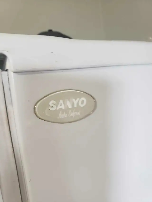 sanyo mini fridge
