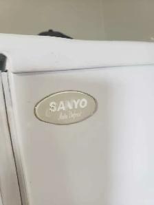 sanyo mini fridge