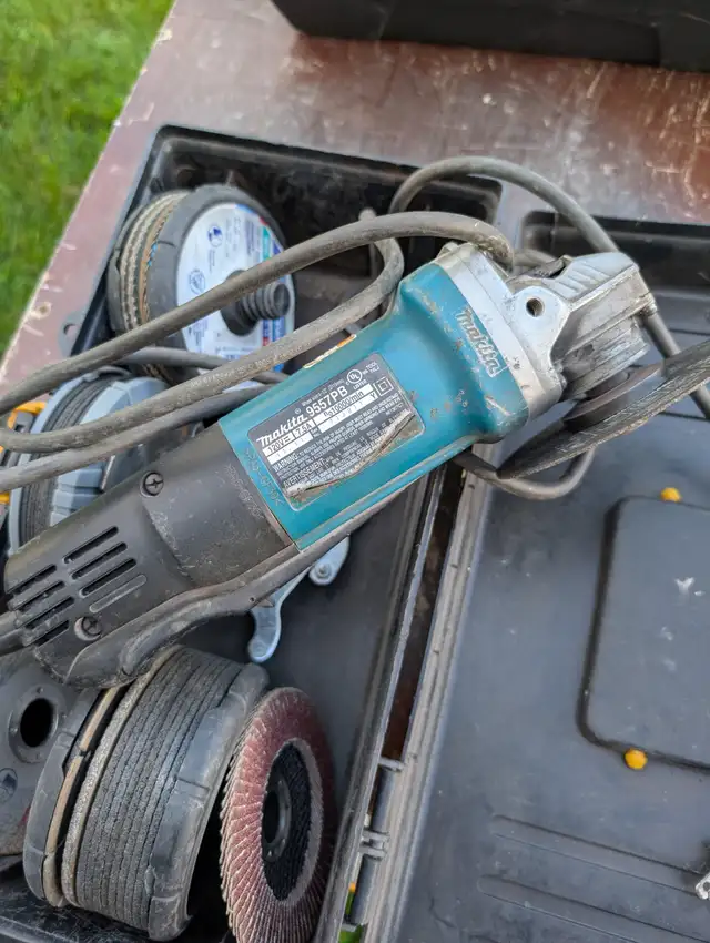 MAKITA  GRINDER  and  DISCS