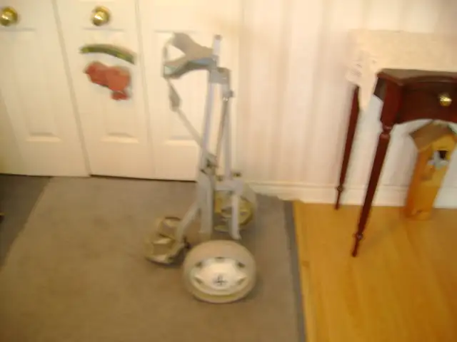 GOLF CLUBS CART  - EXCELLENT  CONDITION