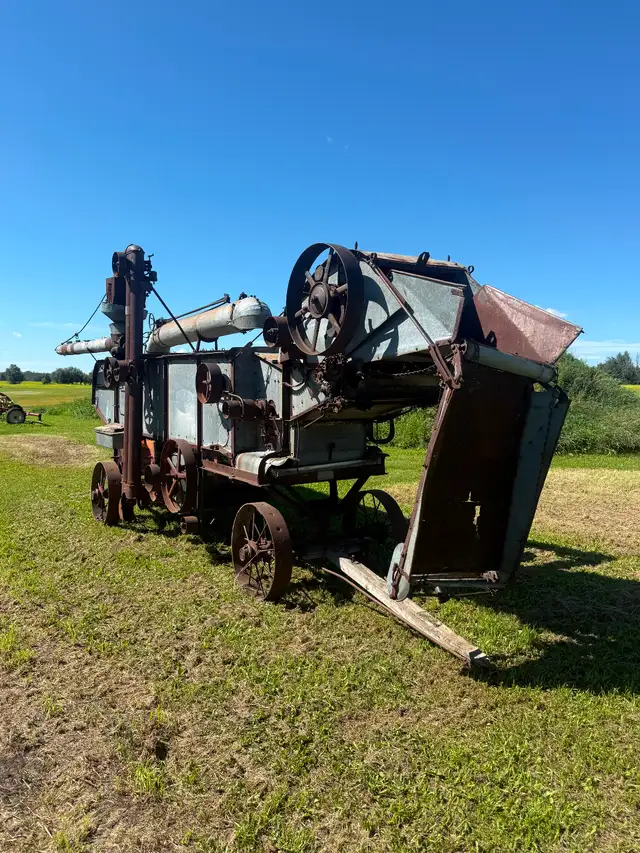 Threshing harvester machine