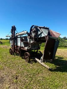 Threshing harvester machine