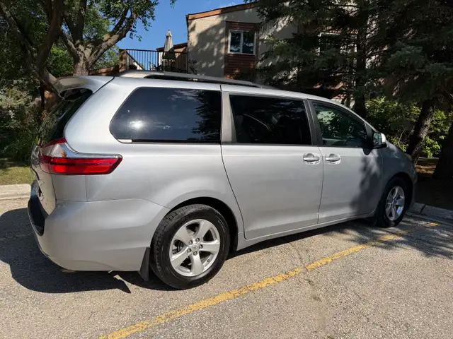 Toyota Sienna LE