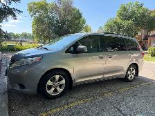 Toyota Sienna LE - Photo 2