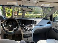 Toyota Sienna LE - Photo 4