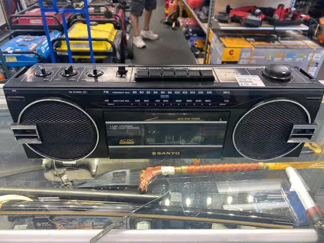 Sanyo M7022 Vintage Radio @ Cashopolis!!