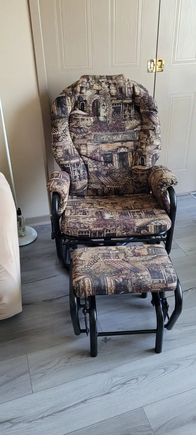 Causeuse et fauteuil.